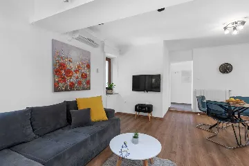 Air-Conditioned 3-Bedroom Villa with Pool in Kostrena