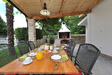 Air-Conditioned 3-Bedroom Villa with Pool in Kostrena