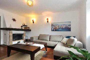 Air-Conditioned 3-Bedroom Villa with Pool in Kostrena