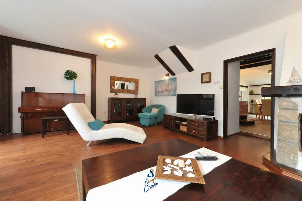 Air-Conditioned 3-Bedroom Villa with Pool in Kostrena