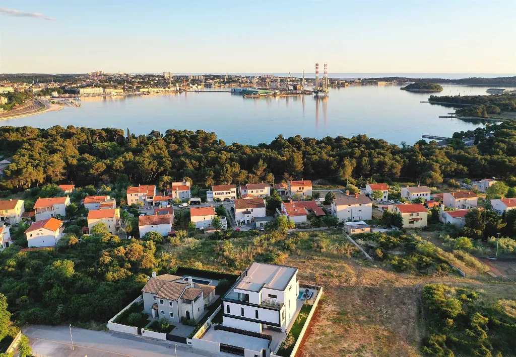 7-Bedroom Villa for 14 in Pula