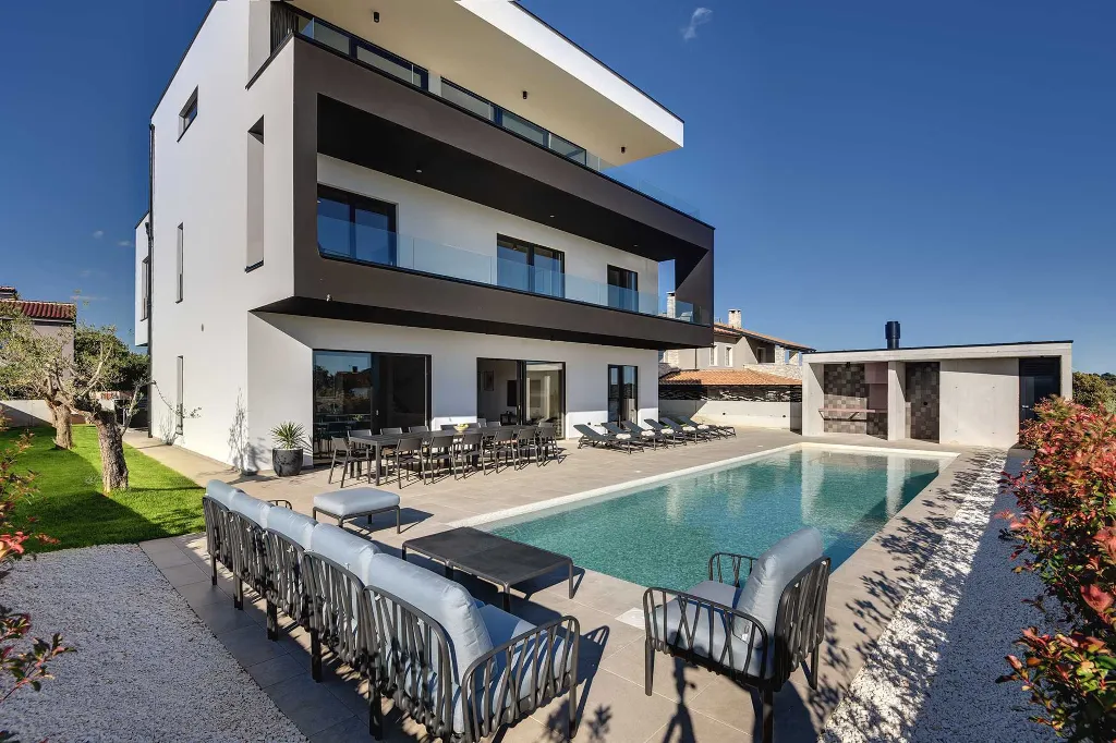 7-Bedroom Villa for 14 in Pula
