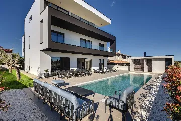 7-Bedroom Villa for 14 in Pula