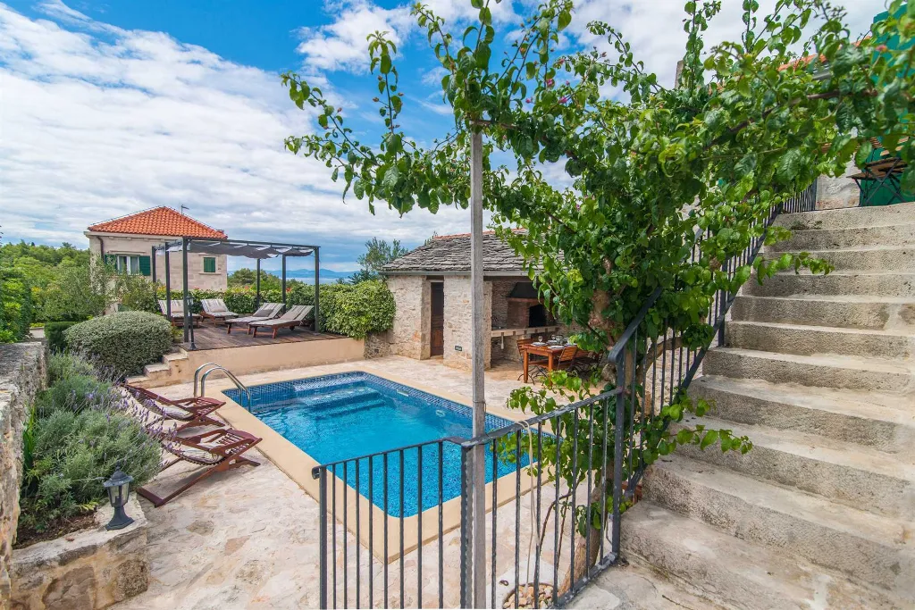 Renovated 3-Bedroom Villa with Pool in Supetar