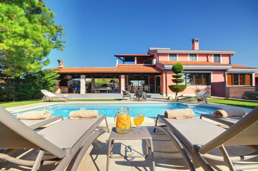5-Bedroom Villa with Private Heated Pool in Fažana