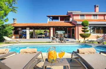 5-Bedroom Villa with Private Heated Pool in Fažana