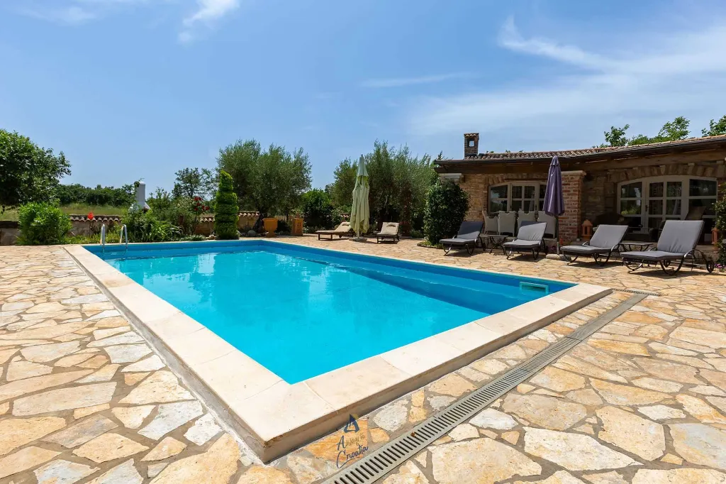 3-Bedroom Villa with Pool in Poreč for Up to 8