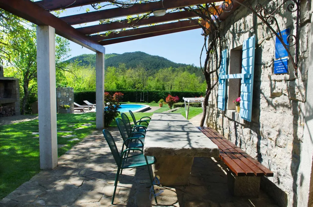 Pet-Friendly 2-Bedroom Villa with Private Pool in Buzet