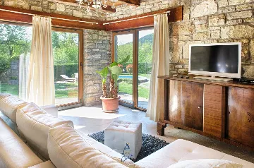 Pet-Friendly 2-Bedroom Villa with Private Pool in Buzet