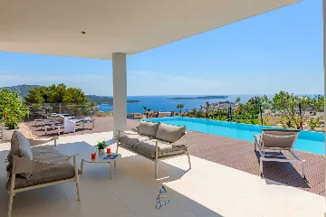Sea-View Terrace Villa for 8 Guests in Primošten