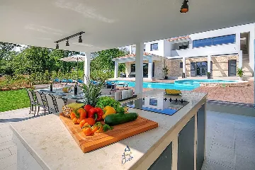 Višnjan 5-Bedroom Villa with Double Pool & Jacuzzi