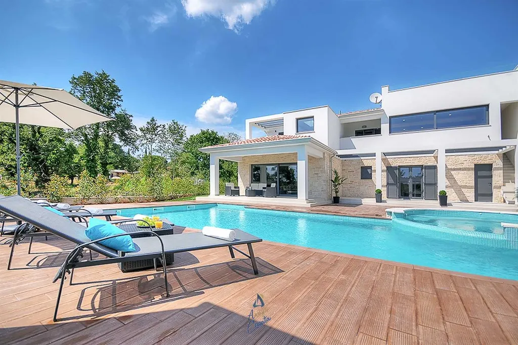 Višnjan 5-Bedroom Villa with Double Pool & Jacuzzi