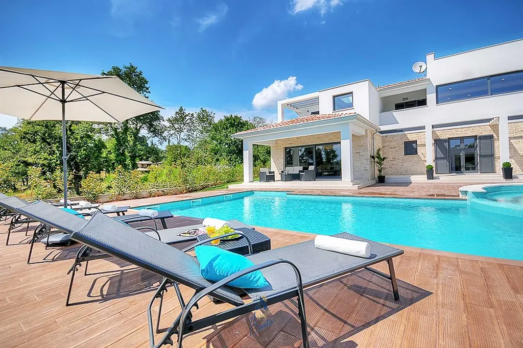 Višnjan 5-Bedroom Villa with Double Pool & Jacuzzi