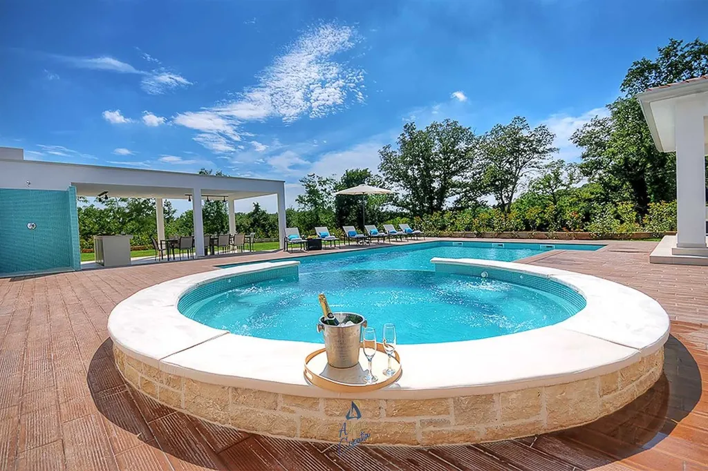 Višnjan 5-Bedroom Villa with Double Pool & Jacuzzi