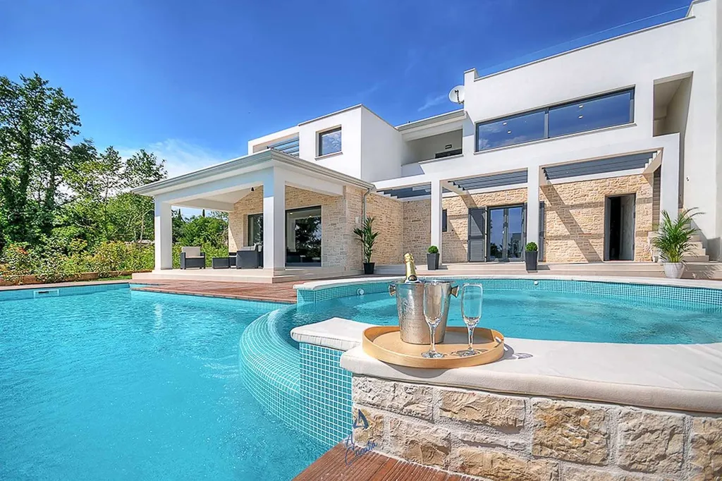 Višnjan 5-Bedroom Villa with Double Pool & Jacuzzi