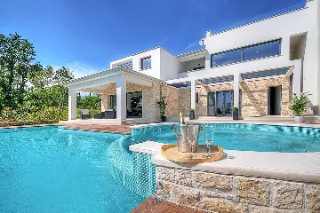 Višnjan 5-Bedroom Villa with Double Pool & Jacuzzi