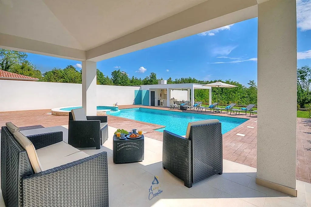 Višnjan 5-Bedroom Villa with Double Pool & Jacuzzi