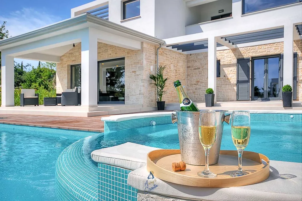 Višnjan 5-Bedroom Villa with Double Pool & Jacuzzi