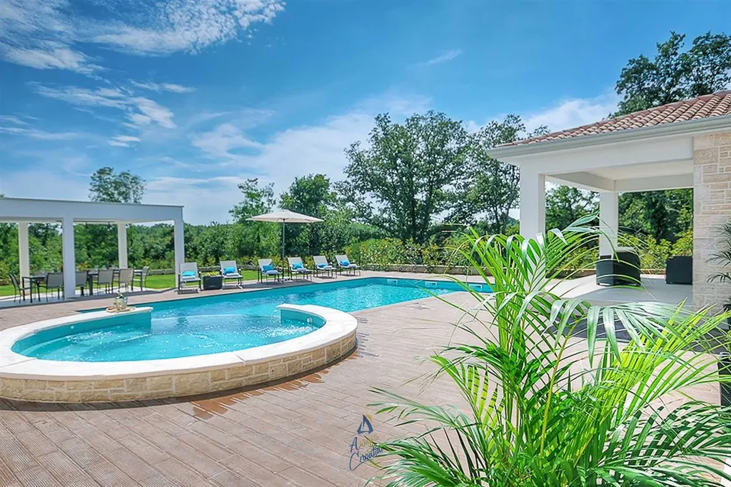 Višnjan 5-Bedroom Villa with Double Pool & Jacuzzi