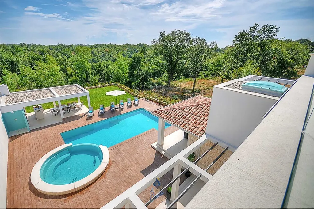 Višnjan 5-Bedroom Villa with Double Pool & Jacuzzi