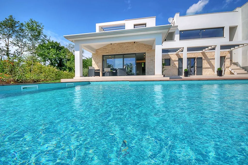 Višnjan 5-Bedroom Villa with Double Pool & Jacuzzi