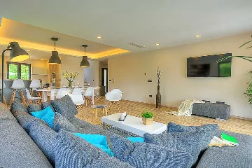 Višnjan 5-Bedroom Villa with Double Pool & Jacuzzi