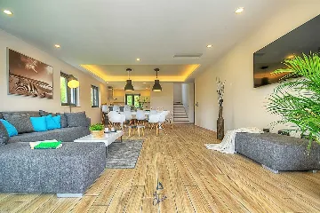 Višnjan 5-Bedroom Villa with Double Pool & Jacuzzi