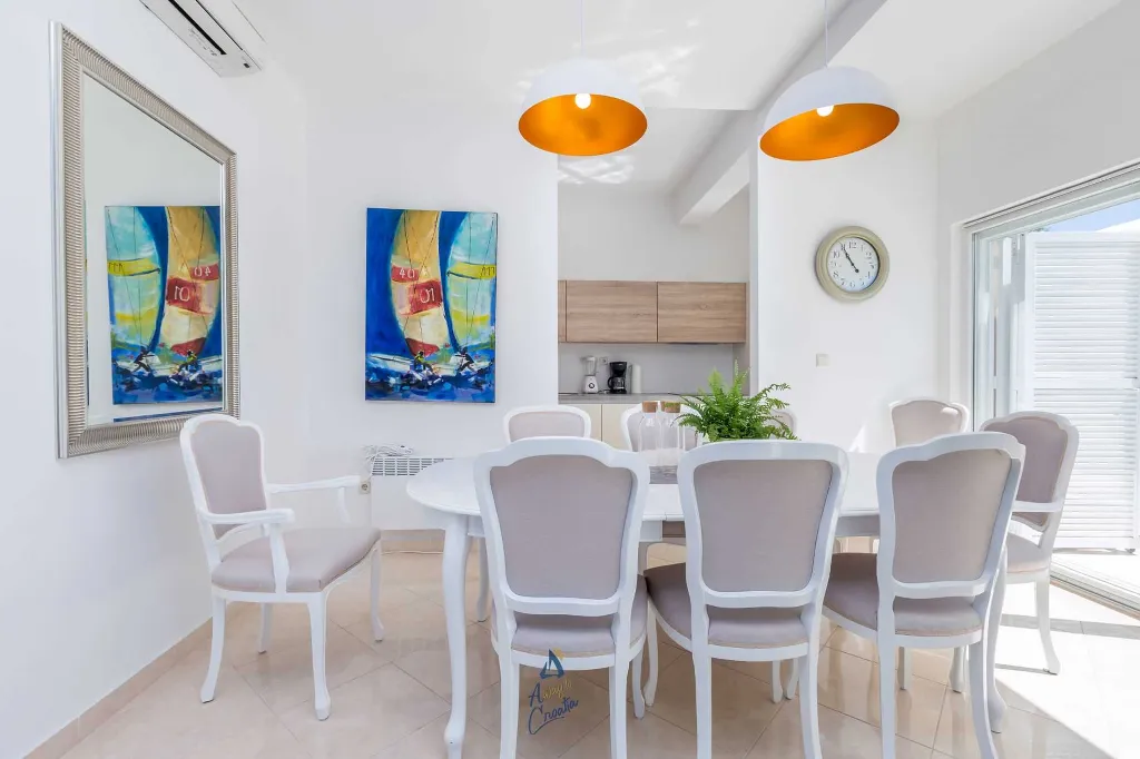 Ičići 5-Bedroom Villa for 10 Guests