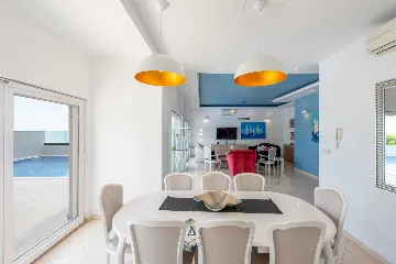 Ičići 5-Bedroom Villa for 10 Guests