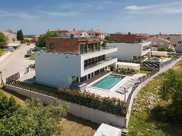 5-Bedroom Villa in Prematura for 10 Guests