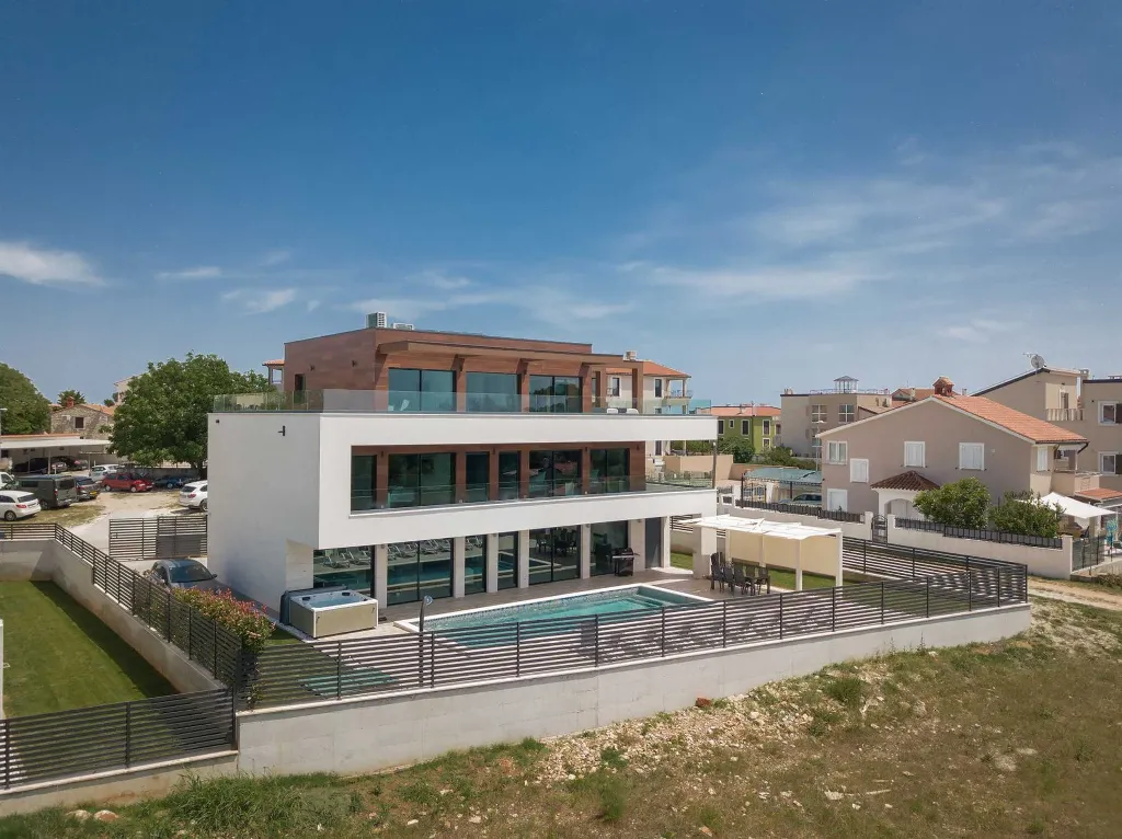 5-Bedroom Villa in Prematura for 10 Guests
