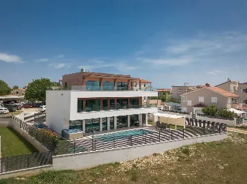 5-Bedroom Villa in Prematura for 10 Guests