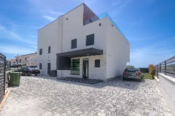 5-Bedroom Villa in Prematura for 10 Guests