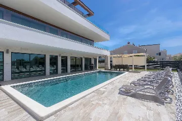 5-Bedroom Villa in Prematura for 10 Guests