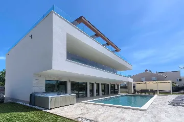 5-Bedroom Villa in Prematura for 10 Guests