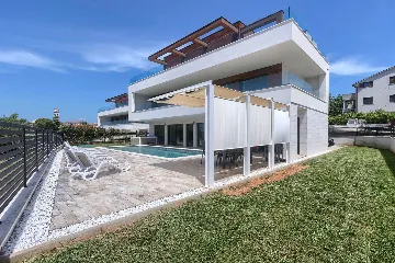 5-Bedroom Villa in Prematura for 10 Guests