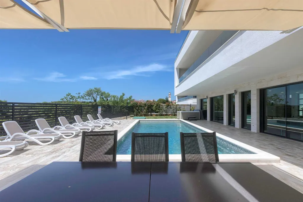 5-Bedroom Villa in Prematura for 10 Guests