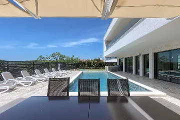 5-Bedroom Villa in Prematura for 10 Guests