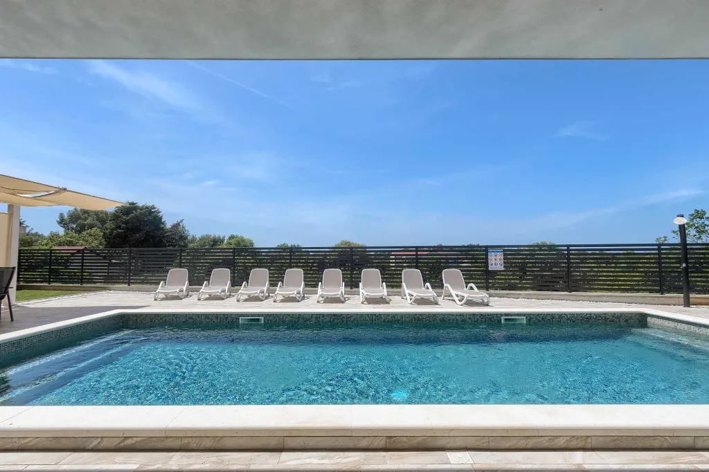 5-Bedroom Villa in Prematura for 10 Guests
