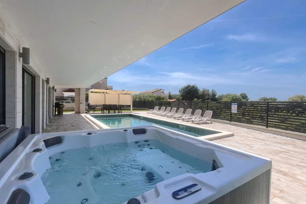 5-Bedroom Villa in Prematura for 10 Guests