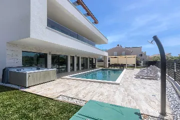 5-Bedroom Villa in Prematura for 10 Guests