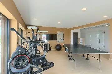 5-Bedroom Villa in Prematura for 10 Guests