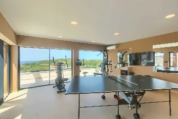 5-Bedroom Villa in Prematura for 10 Guests