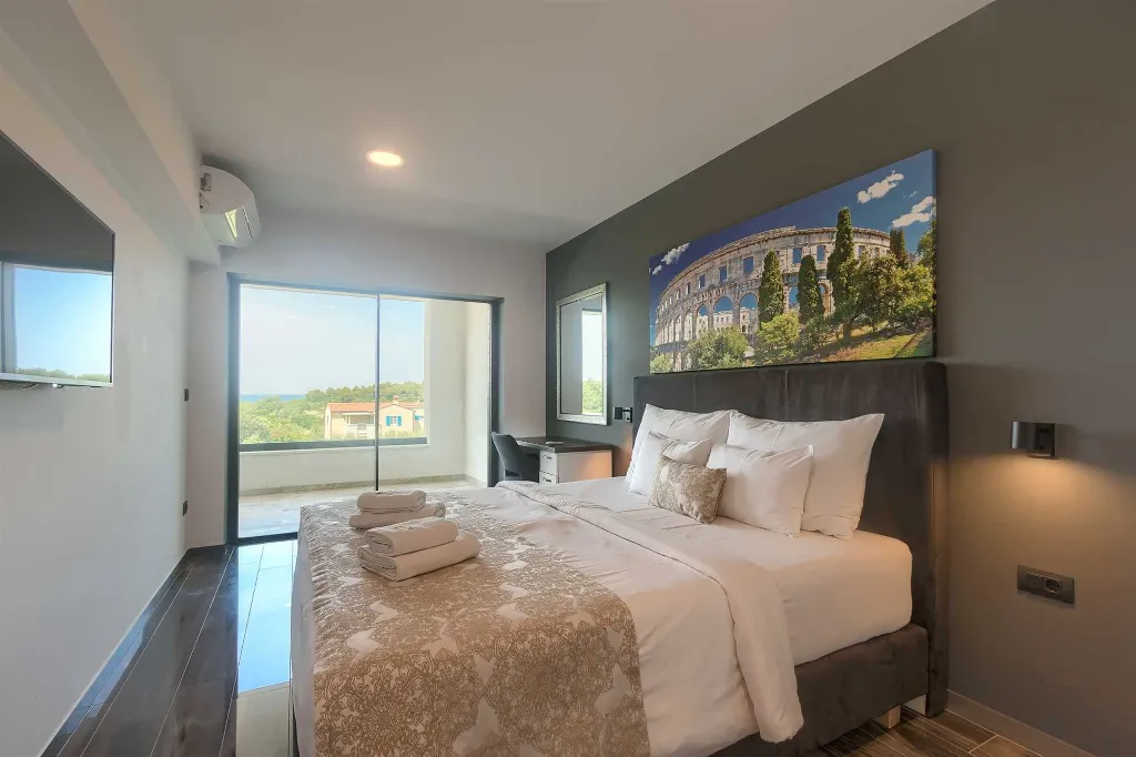5-Bedroom Villa in Prematura for 10 Guests