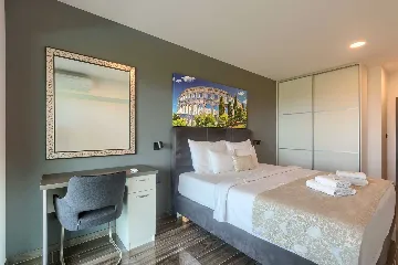 5-Bedroom Villa in Prematura for 10 Guests