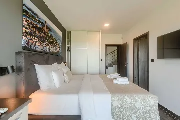 5-Bedroom Villa in Prematura for 10 Guests