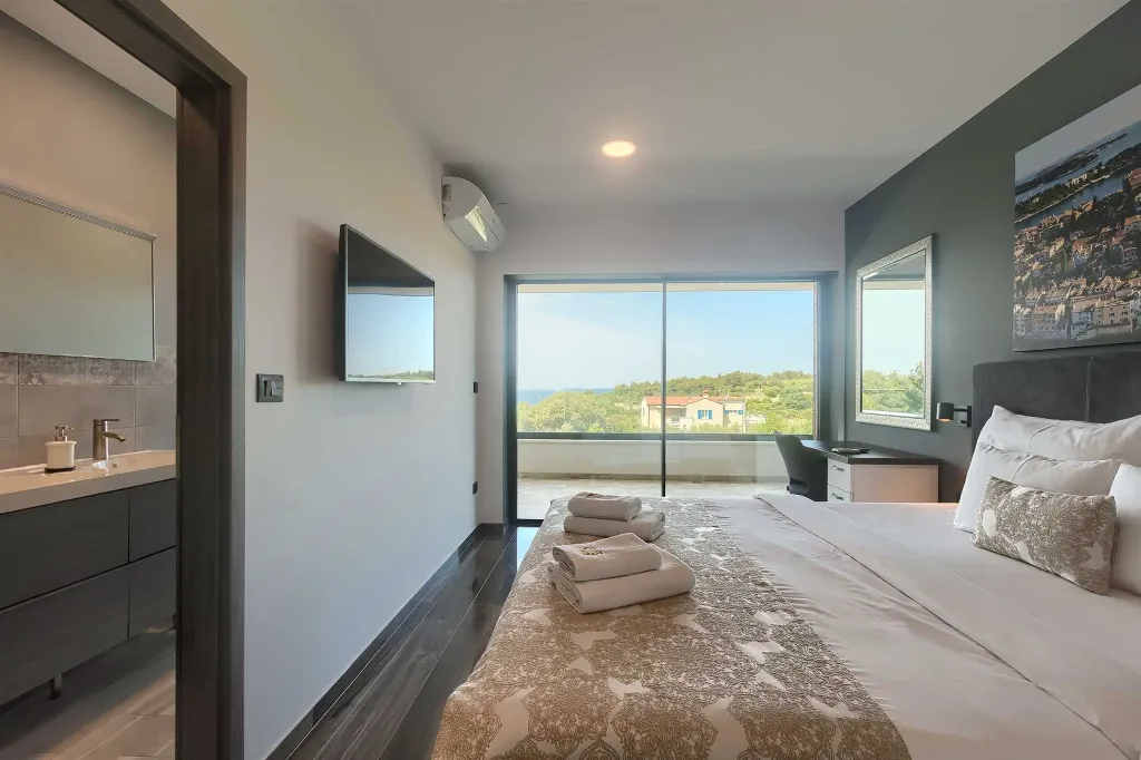 5-Bedroom Villa in Prematura for 10 Guests