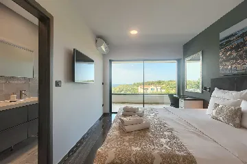 5-Bedroom Villa in Prematura for 10 Guests