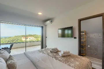 5-Bedroom Villa in Prematura for 10 Guests