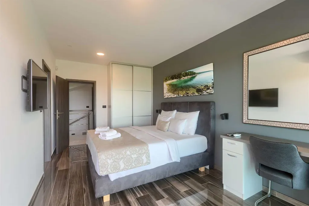 5-Bedroom Villa in Prematura for 10 Guests